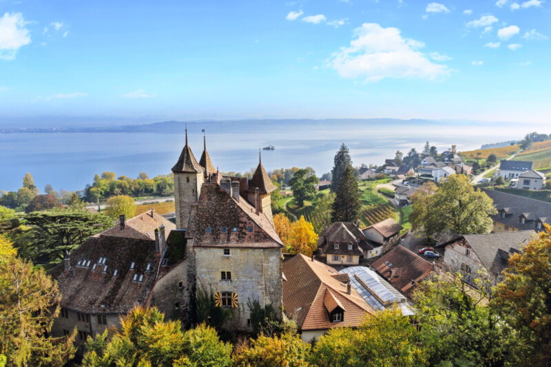 Le château de Vaumarcus avec le lac de Neuchâtel.