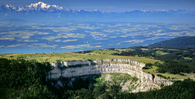 La magnifique vue depuis un drone. On peut voir le lac de Neuchâtel, le plateau et les Alpes avec le Mont Blanc !