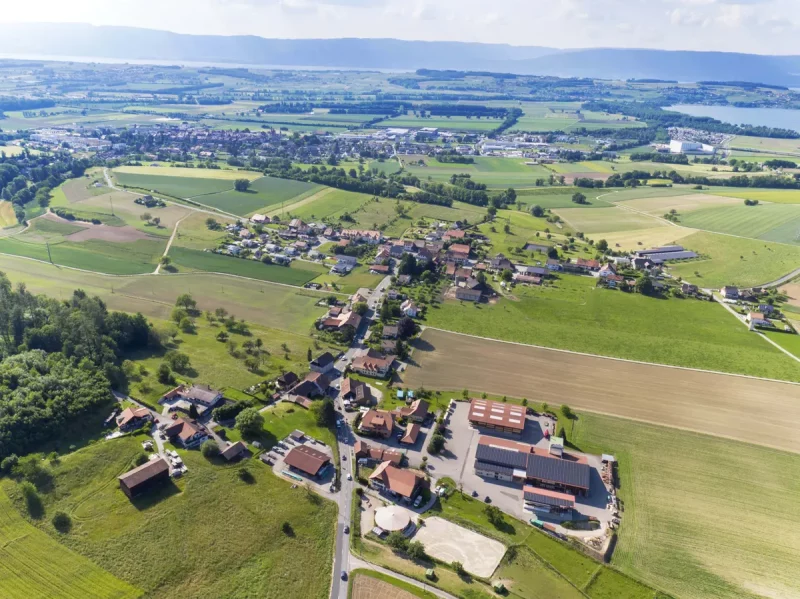 Au premier-plan, le village de Donatyre et, sur la gauche, la colline d'Avenches. Sur la droite, le lac de Morat. Ville médiévale d'Avenches, vieille ville, région de la Broye, canton de Vaud.