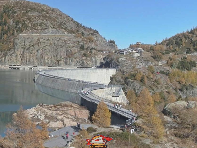 Vue depuis le bord ouest. Les deux voutes du barrage avec la petite sur la droite.