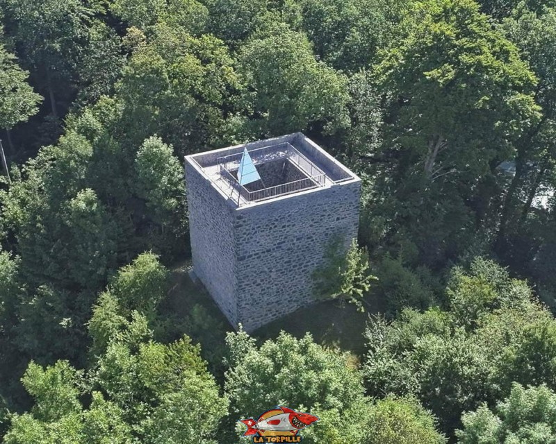 Une vue de drone de la tour entourée de la forêt.
