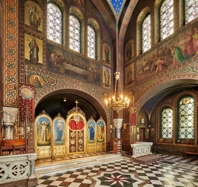 Une photo à pose longue restituant les couleurs de l'église. L'Église orthodoxe de Vevey ou église de la Sainte Mégalomartyre Barbara