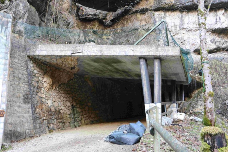 L'entrée des grottes, au début de la galerie artificielle, telles qu'elles existaient jusqu'en 2021 et les travaux de réaméagement de la zone d'acceuil. Photo : grottesdevallorbe.ch