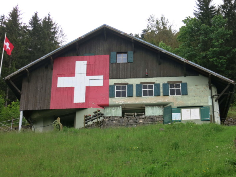 L'entrée du fort déguisé en chalet comme cela se faisait souvent avec les structures militaires en Suisse. À l'époque la croix suisse n'existait pas.