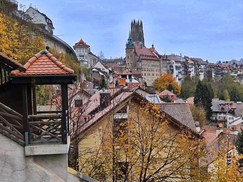 La vue depuis le funiculaire sur les murailles médiévales de Fribourg et la cathédrale St-Nicolas.