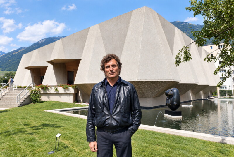 La photo recolorisée avec l'IA de Gianadda en juin 1986 avec un blouson en cuir très à la mode à cette époque.