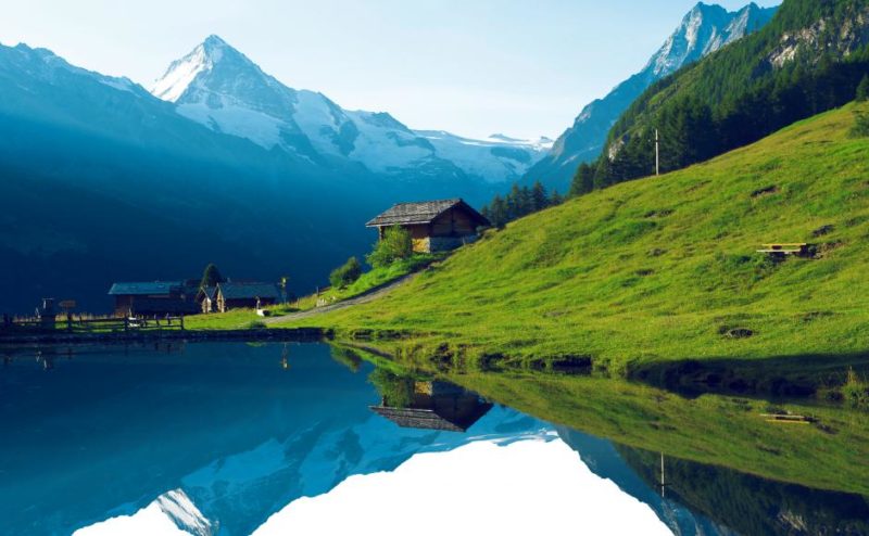 Le lac d'Arbey avec la Dent Blanche.