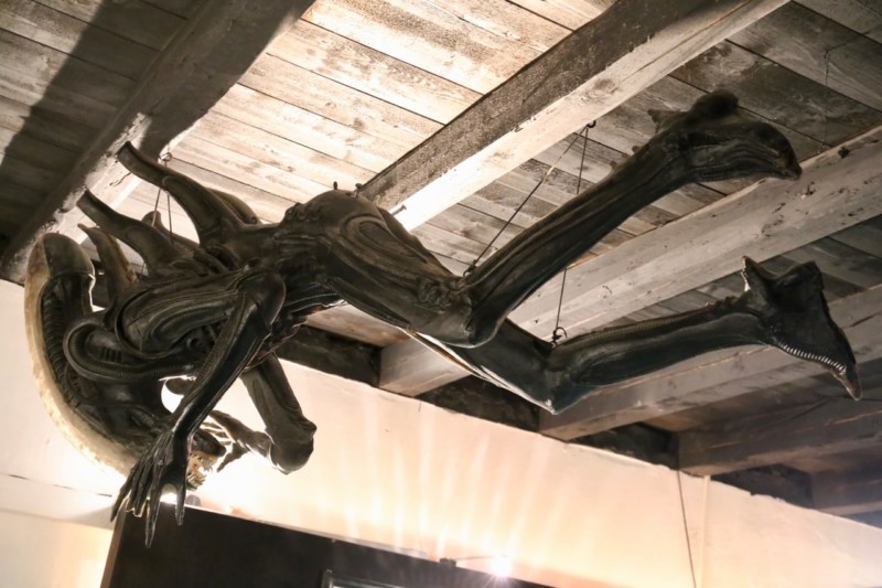 Un alien suspendu au plafond. hr giger museum, gruyères, switzerland