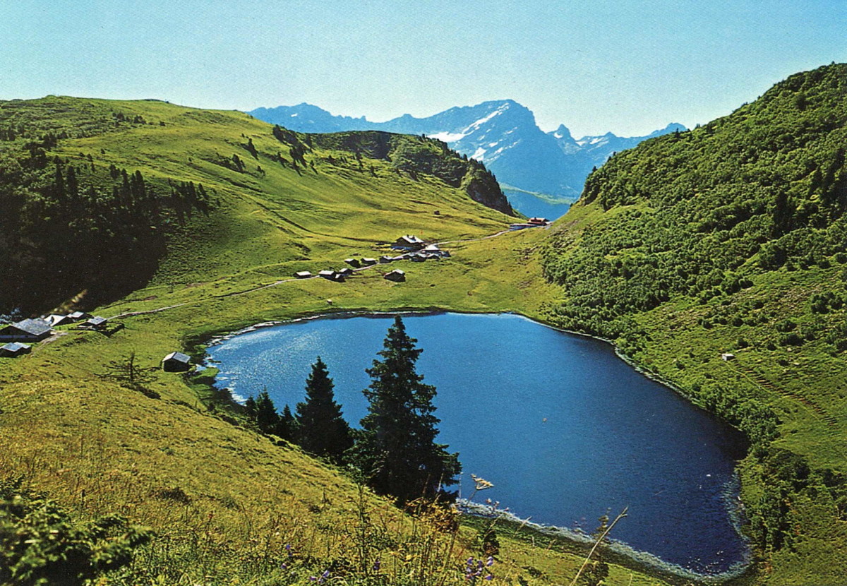 Le lac de Bretaye dans les Alpes vaudoises. Il se trouve à proximité immédiate de l'arrêt de train "Col de Bretaye"