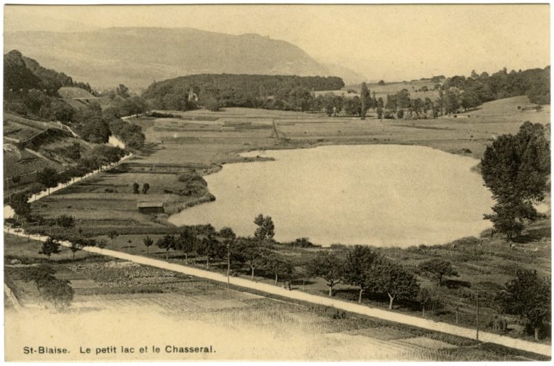 Magnifique image datant de 1905. Sur la gauche, la route menant à Soleure et au fond la montagne du chasseral.