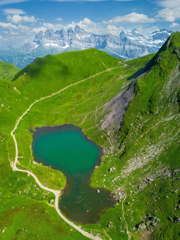 Très belle photo du lac Vert depuis un drone avec les Dents du Midi en arrière-plan. Ces dernières ne sont pas visibles depuis le bord du lac.