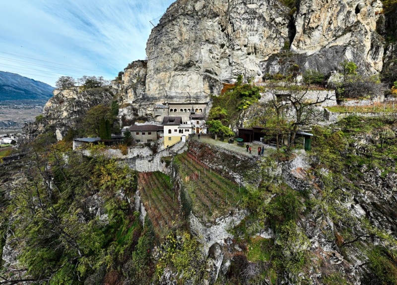 Un panneau qui indique le site de Longeborgne se trouve sur le chemin de Saint-Jacques de Compostelle depuis le couvent de Disentis.