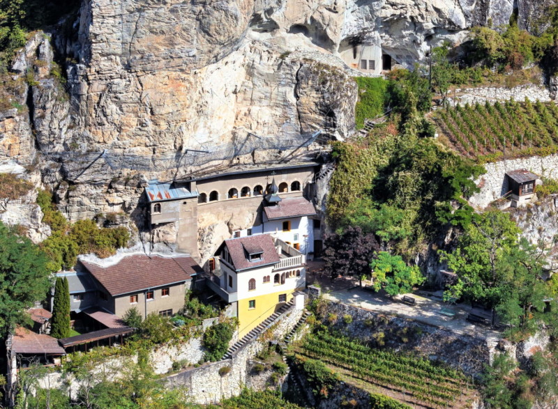 Un panneau qui indique le site de Longeborgne se trouve sur le chemin de Saint-Jacques de Compostelle depuis le couvent de Disentis.