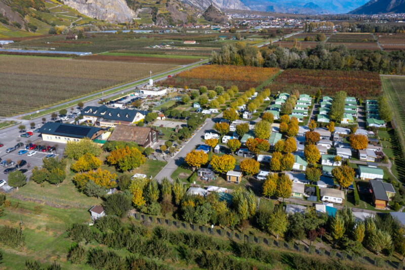 Une vue d'ensemble du camping et des activités de loisirs du Relais de la Sarvaz.
