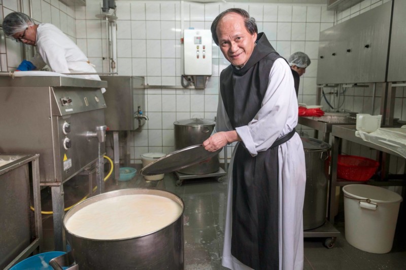 Les moines d'Orsonnes produisent des centaines de skilos de tofu chaque semaine