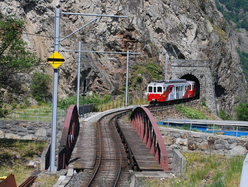 Le train juste après la gare de Vernayaz en direction de Chamonix. On peut voir le pont sur la rivière Trient.