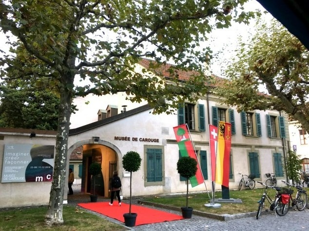 L'extérieur du musée avec les armoiries de la Suisse, du canton de Genève et de la ville de Carouge.