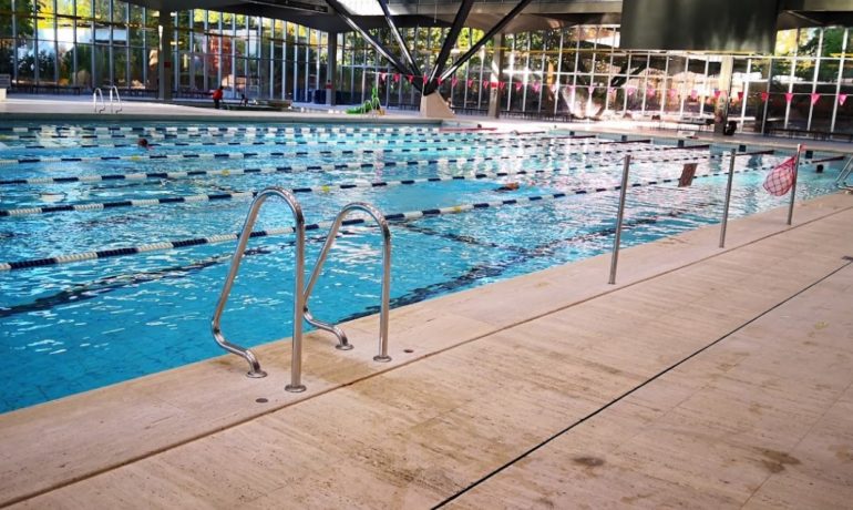 🏊 Piscine Intérieure et extérieure des Vernets – Les Acacias