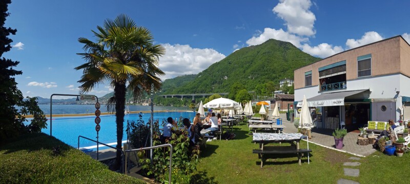 Le grand bassin et la buvette de la piscine. Le grand bassin et la buvette de la piscine.