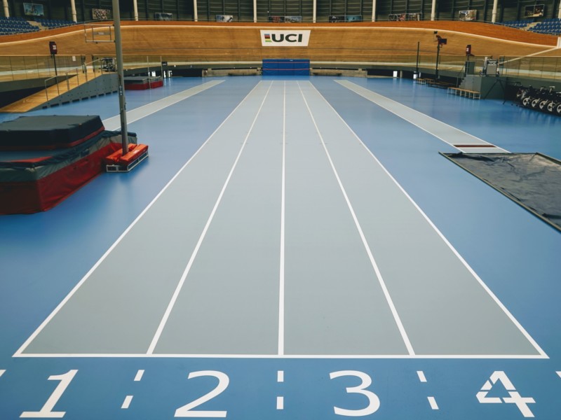Les couloirs de la piste d'athlétisme. Centre mondial du Cyclisme (CMC) de l'UCI (Union Cycliste international) à Aigle, canton de Vaud.