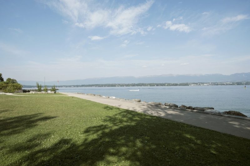 La plage de la Savonnière à Collonge-Bellerive au bord du lac Léman dans le canton de Genève.