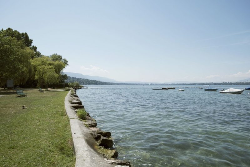 La plage au bord du lac Léman dans le canton de Genève