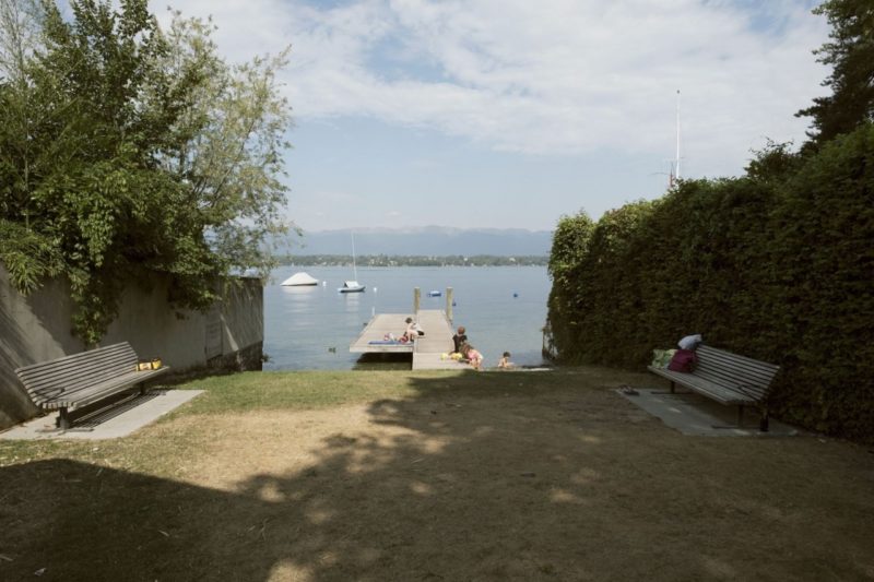 La plage du parc de la Nymphe à Collonge-Bellerive au bord du lac Léman dans le canton de Genève