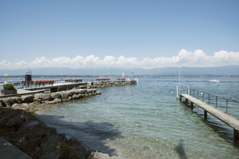 La plage du port de Corsier au bord du lac Léman dans le canton de Genève