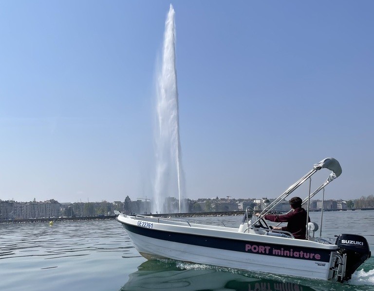 Un bateau à louer au port miniature pas loin du jet d'eau de Genève. Un bateau à louer au port miniature pas loin du jet d'eau de Genève.
