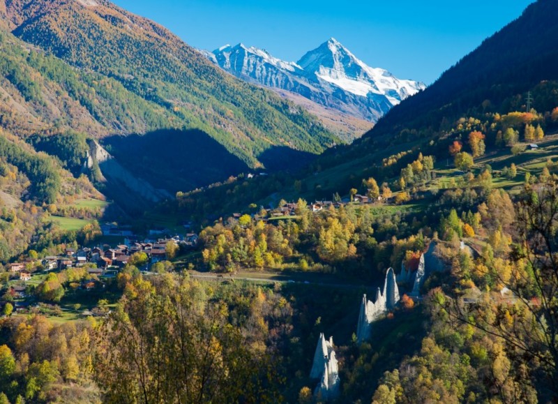 Magnifique vue sur les pyramides au premier plan et le village d'Euseigne sur la gauche. En arrière-plan, la Dent Blanche. Magnifique vue sur les pyramides au premier plan et le village d'Euseigne sur la gauche. En arrière-plan, la Dent Blanche. Pyramides d'Euseigne, Hérémence, Val d'Hérens, Valais.