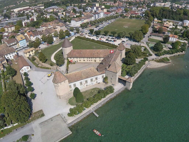 Une vue d'avion du château de Rolle. On peut voir sa forme irrégulière. Une vue d'avion du château de Rolle. On peut voir sa forme irrégulière.