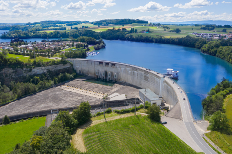 Une vue aérienne du barrage de Schiffenen, lac et barrage de Schiffenen, Kleinbösingen, Petit-Bassens, Düdingen, Guin