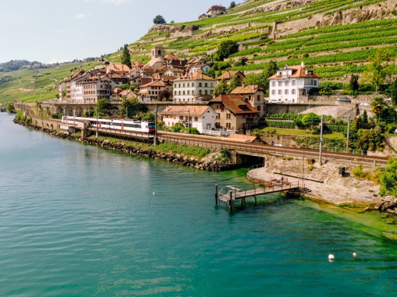 Le village de St-Saphorin avec le passage d'un train.