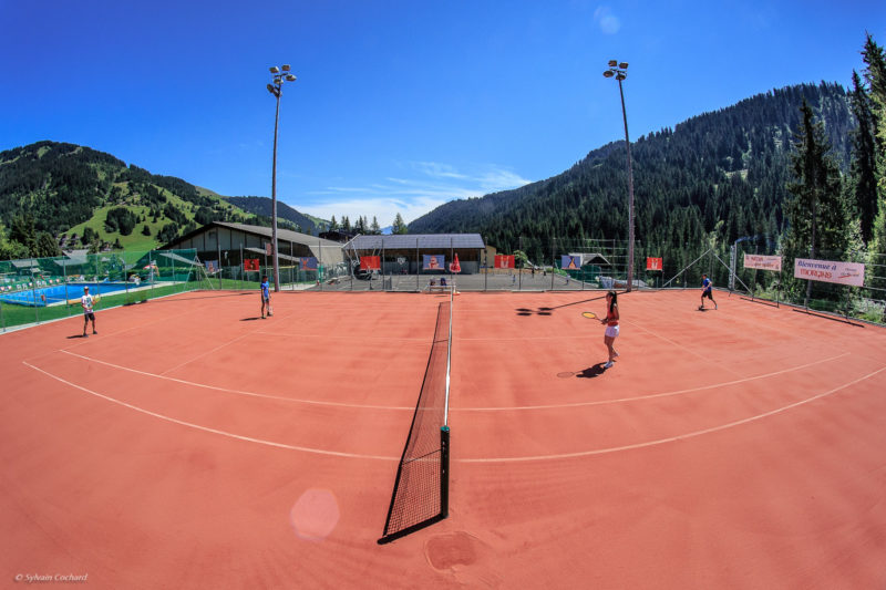 Les courts de tennis en plein air.