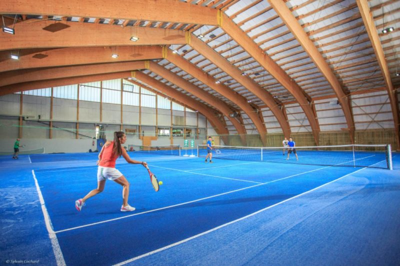 La halle de tennis.