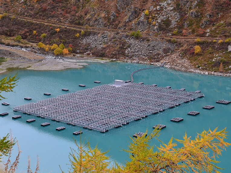 La centrale solaire sur le lac des Toules La centrale solaire sur le lac des Toules
