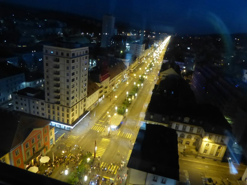 L'avenue Léopold-Robert de nuit. Terrasse panoramique, zone ouest. Tour Espacité, La Chaux-de-Fonds, Canton de Neuchâtel.