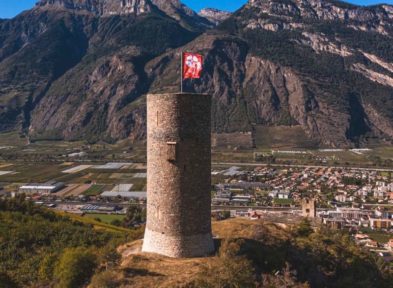 La tour de Saillon depuis le sud avec le ville sur la droite