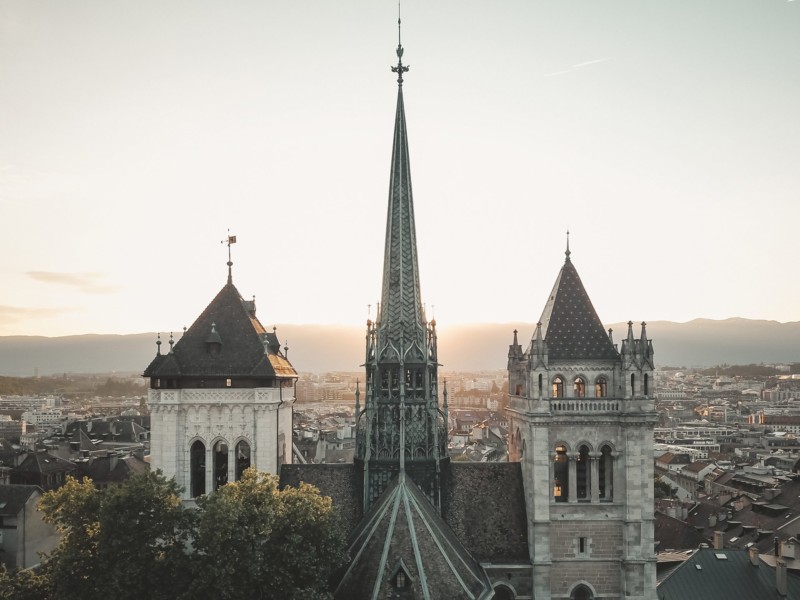 Les tours et la flèche de la cathédrale de Genève