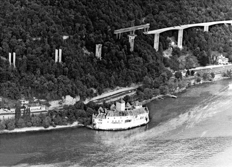 Le viaduc de Chillon en construction en 1969. Un article du journal 24 Heures propose quelques photos de sa construction. À l'époque le viaduc est préféré à un tunnel pour des questions financières.