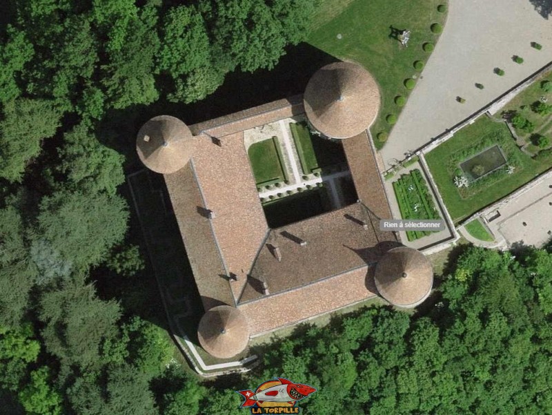 Une vue d'avion sur le château de Champvent.