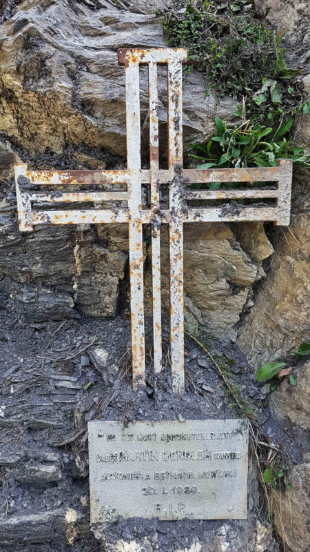 Une croix le long du parcours en souvenir d'un accident dans les années 1930 lorsque le bisse était en service.