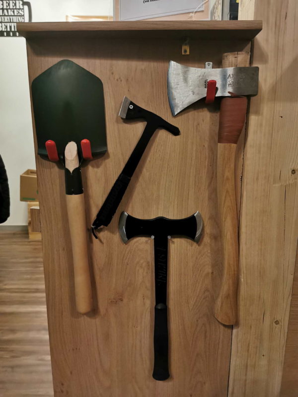 Les autres types de haches avec grande hache, une hache à double tranchant type viking, une hache mini-tomhawk et une pelle.