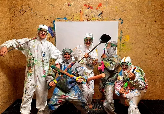 Un groupe de personnes qui s'apprête à créer une peinture murale sur le site de Colorrom à Villars/Glâne.