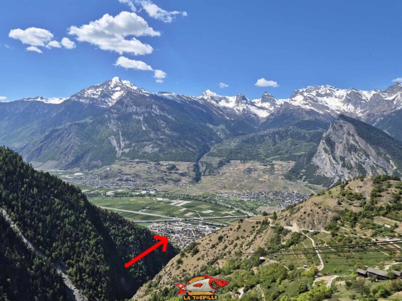 La vue direction nord-ouest. La station inférieure du téléphérique se trouve au bout de la flèche rouge. Isérables