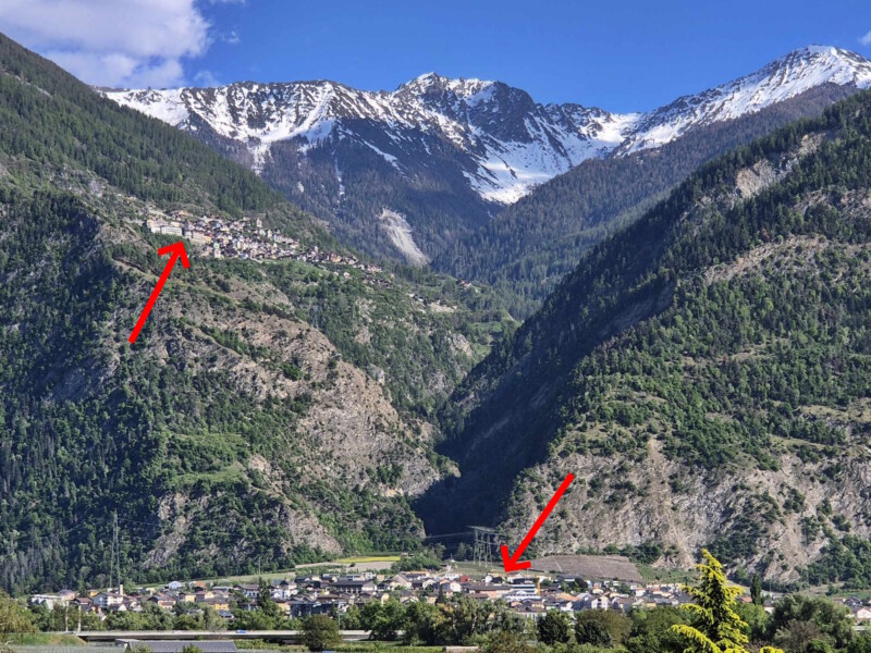 Les villages de Riddes dans la vallée du Rhône et Isérables dans le vallon de la Fare. Les flèches rouges indiquent les gares du téléphérique.