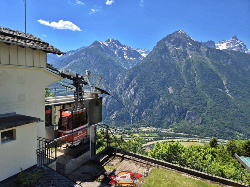 La magnifique vue depuis le sommet du téléphérique DAC, Dorénaz-Alesse-Champex. On peut voir la Pissevache avec la vallée du Rhône. Au-dessus, la Tour Sallière, et, complètement sur la droite, les Dents du Midi. La magnifique vue depuis le sommet du téléphérique DAC, Dorénaz-Alesse-Champex. On peut voir la Pissevache avec la vallée du Rhône. Au-dessus, la Tour Sallière, et, complètement sur la droite, les Dents du Midi.
