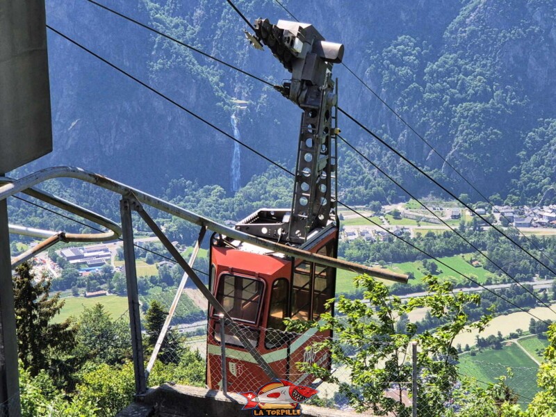 Le cascade de la Pissevache depuis Champex. Le cascade de la Pissevache depuis Champex.
