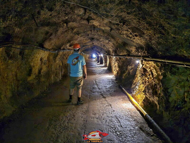 L'intérieur de la mine d'asphalte. Mines d'Asphalte de la Presta - Val-de-Travers, canton de Neuchâtel. L'intérieur de la mine d'asphalte. Mines d'Asphalte de la Presta - Val-de-Travers, canton de Neuchâtel.