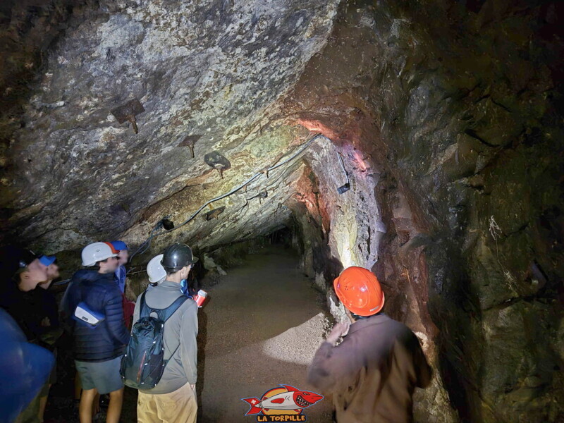 Un passage où on voit différentes strates de roches. Visite des mines. Mines d'Asphalte de la Presta - Val-de-Travers, canton de Neuchâtel. Un passage où on voit différentes strates de roches. Visite des mines. Mines d'Asphalte de la Presta - Val-de-Travers, canton de Neuchâtel.